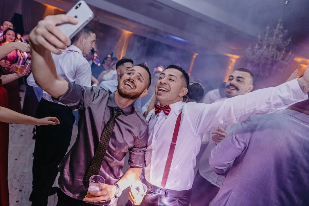 Ενδεικτική εικόνα: κουμπάρος βγάζει selfie με τους φίλους του στην πίστα